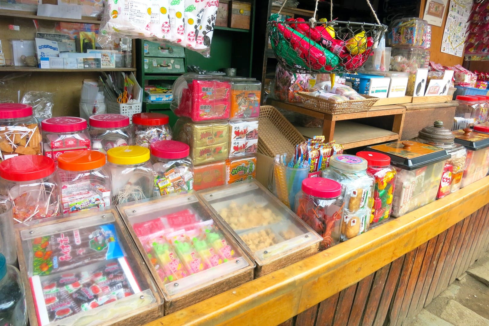 昔ながらの駄菓子屋さん イメージ