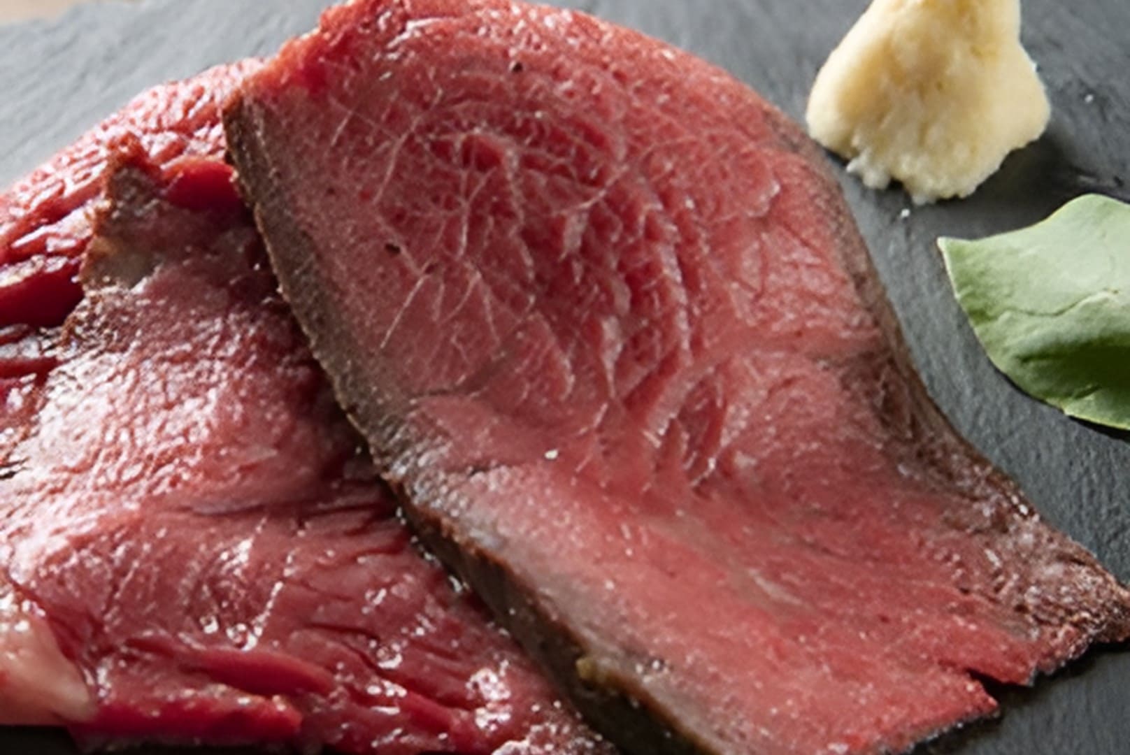 黒にんにくドレッシング 使用例 ステーキやローストビーフなどの肉料理に