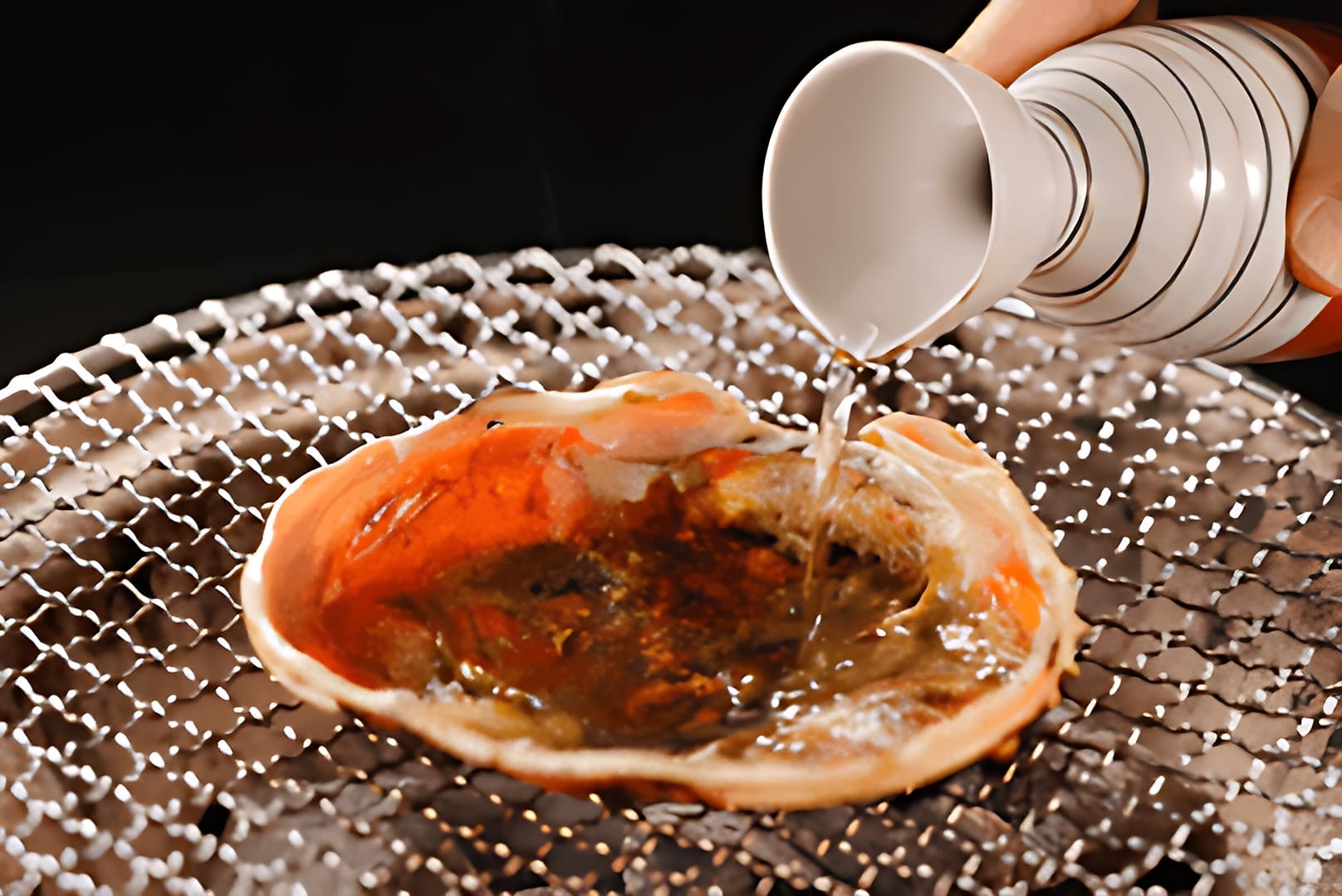 プレミアムズワイガニの楽しみ方 カニ味噌を残し甲羅焼き 日本酒を入れて甲羅酒